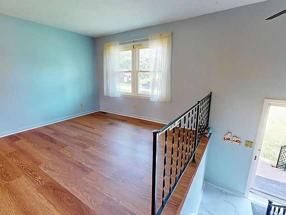 3rd image of 821 W Crocus Dr