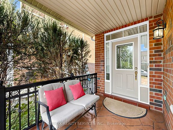 3rd image of 50 Rocky Point Cres