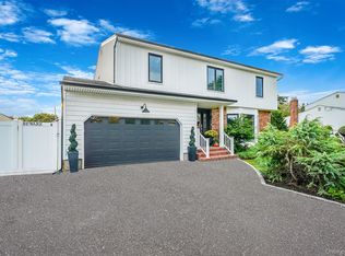 11 Susan Ct, Deer Park, NY 11729