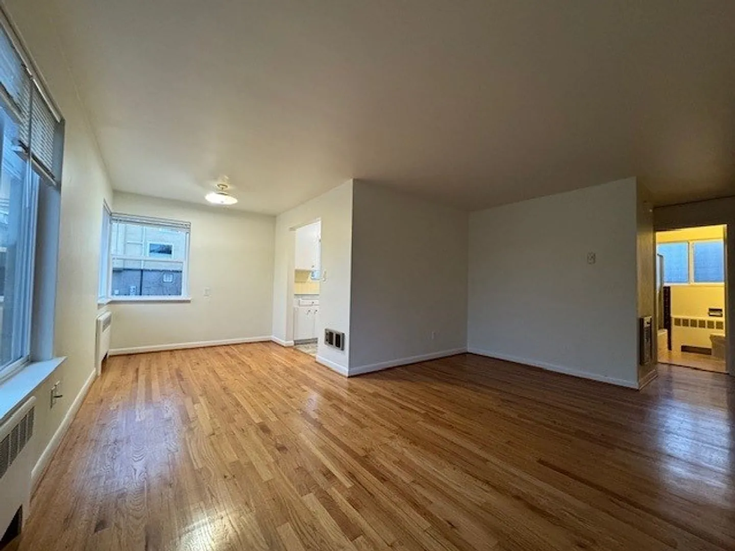 North Admiral 1BR, Small 4-Unit Building, Top Floor! — Photo 4