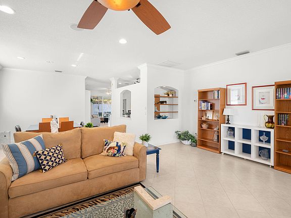 4th image of 914 NW Sarria Court