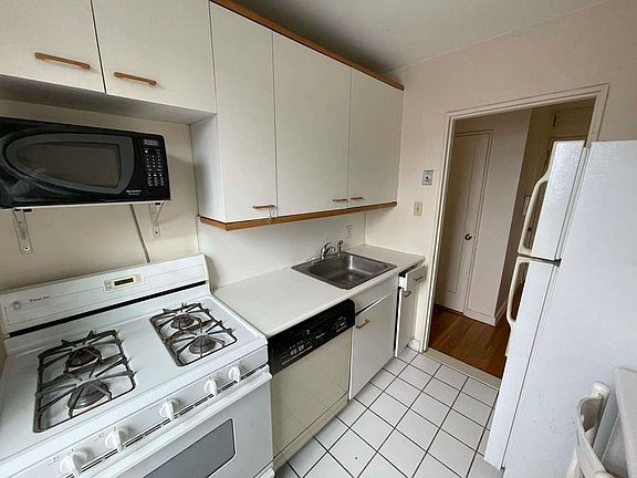 5th image of 140-18 Burden Cres APT 610