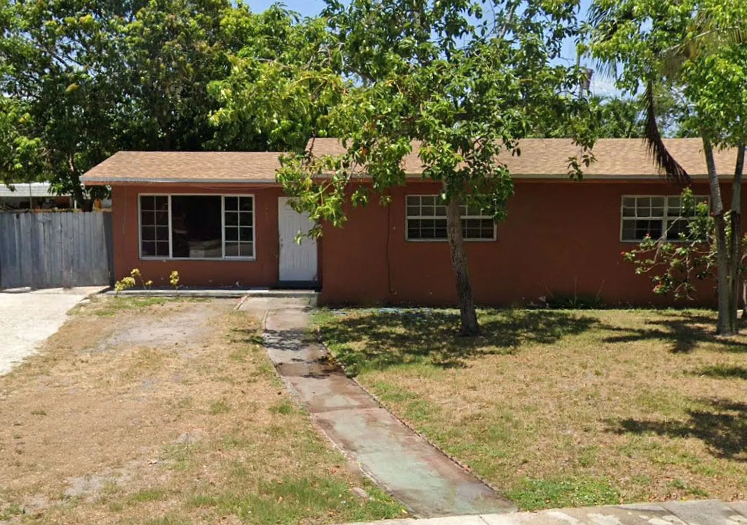 Nice 4-2 House with Central AC & Backyard — Photo 2