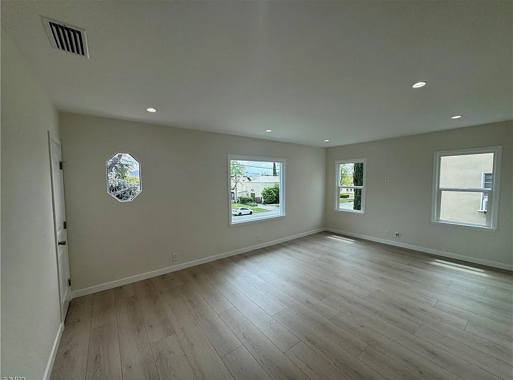 Building Photo - 200 S Chevy Chase Dr #1/2