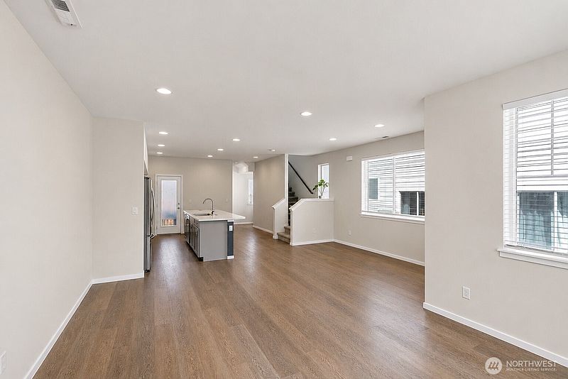 5th image of 826 NW Highgarden Drive