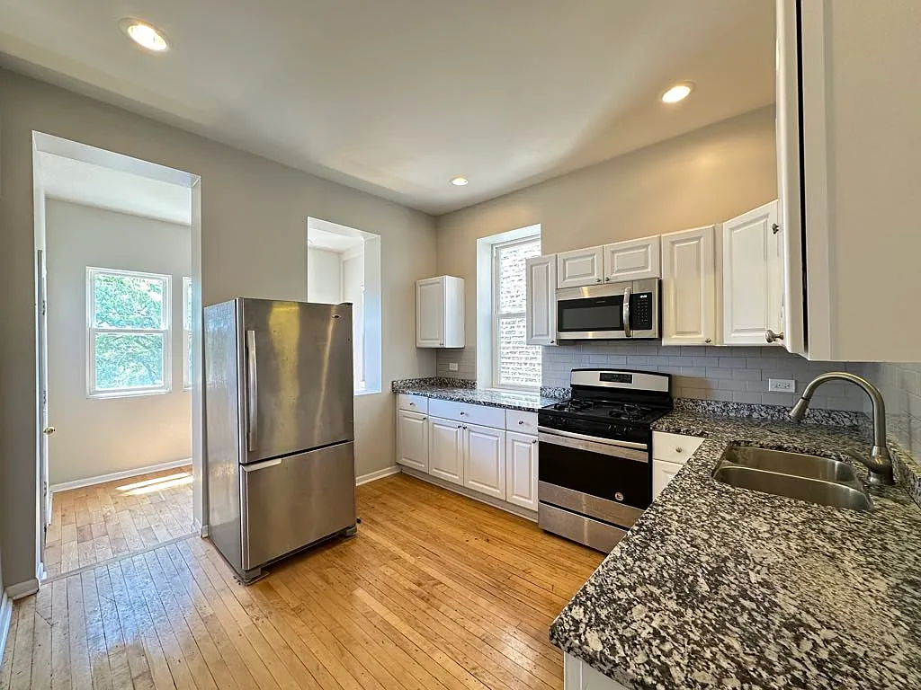 2049 W Fullerton Ave — Photo 2