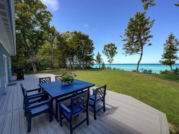 5273 E Sugarbush Ln, Leland, MI 49654