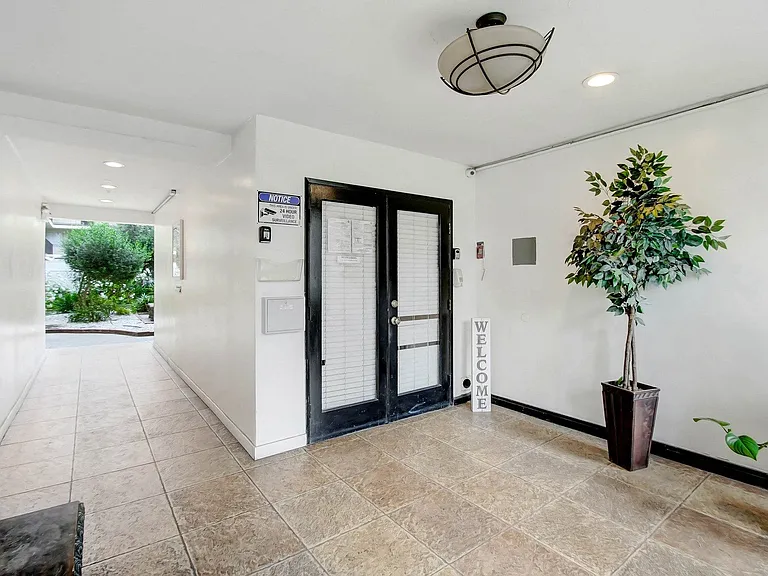 Sherman Plaza Apartments — Photo 14