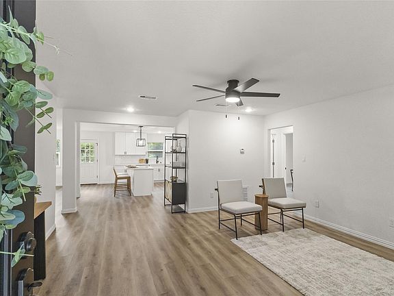 5th image of 606 Winding Way St