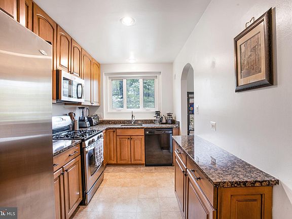 3rd image of 10416 Montrose Ave APT 201