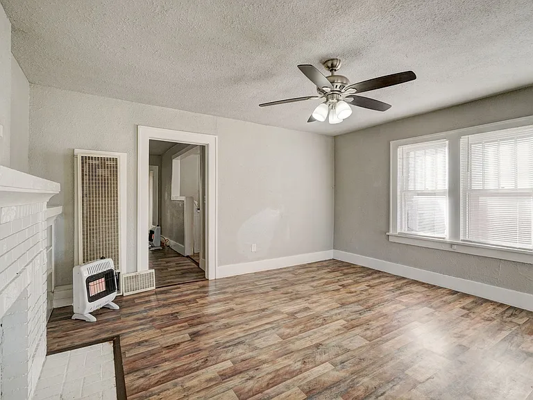 406 SW 23rd St — Photo 3