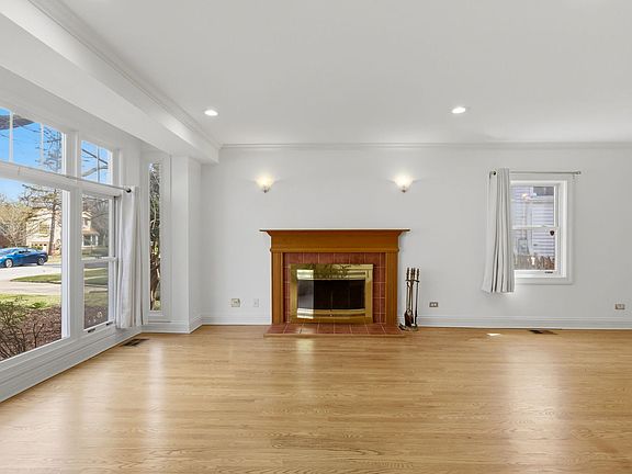 3rd image of 98 Williamsburg Rd