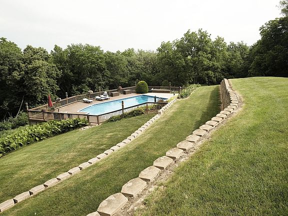 5th image of 10 Timberlane Dr