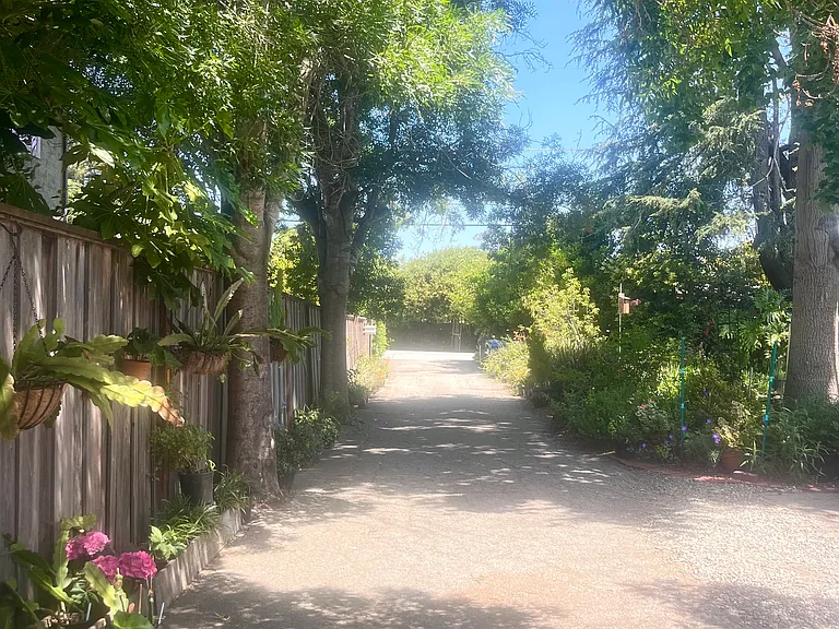 W Walnut St — Photo 17