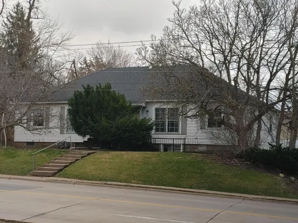 2021 E Locust St, Davenport, IA 52803