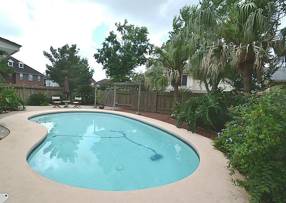 YOUR VERY OWN BACK YARD OASIS!