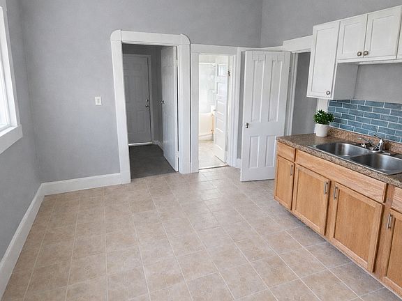 4th image of 833 W 27th St