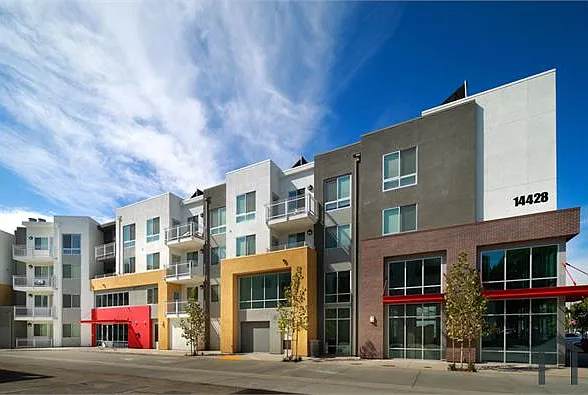 2 bed, 830 sqft, $1,568 — Photo 3