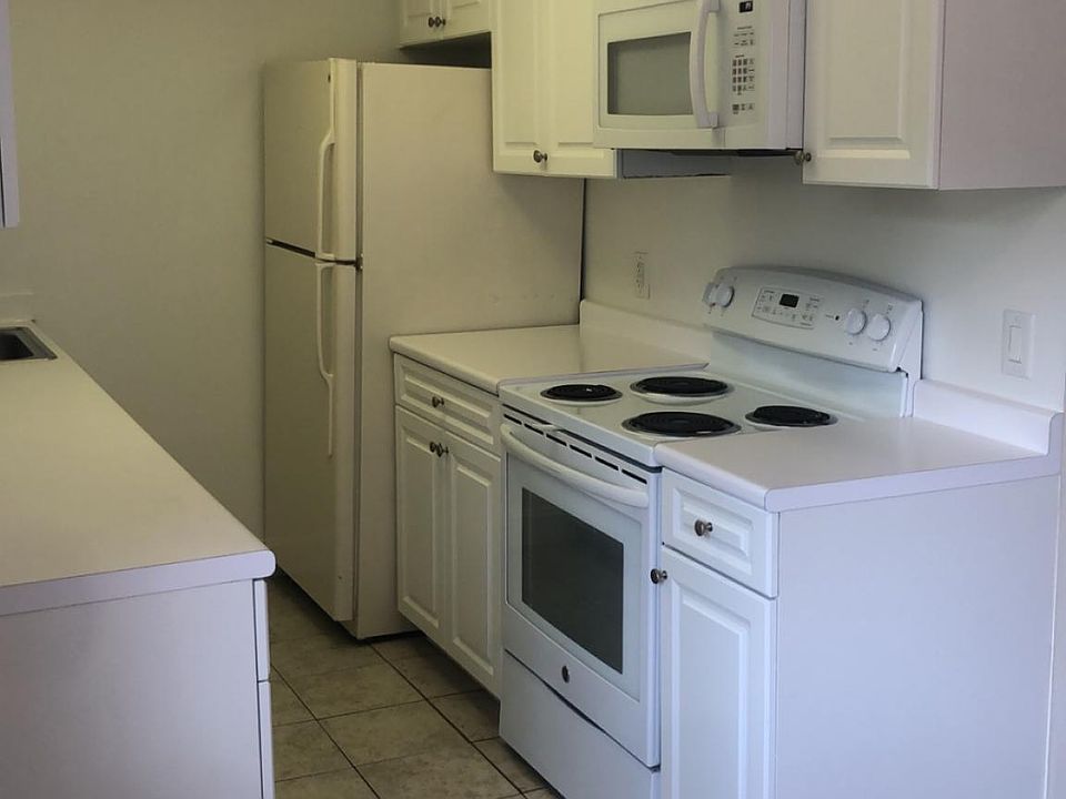 1st image of 952 Norwest Dr