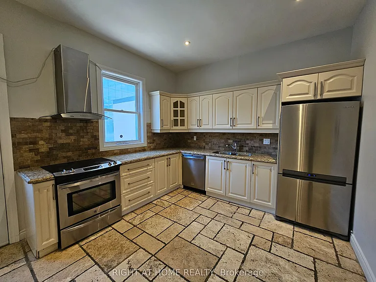 550 Yonge St #3F — Photo 1