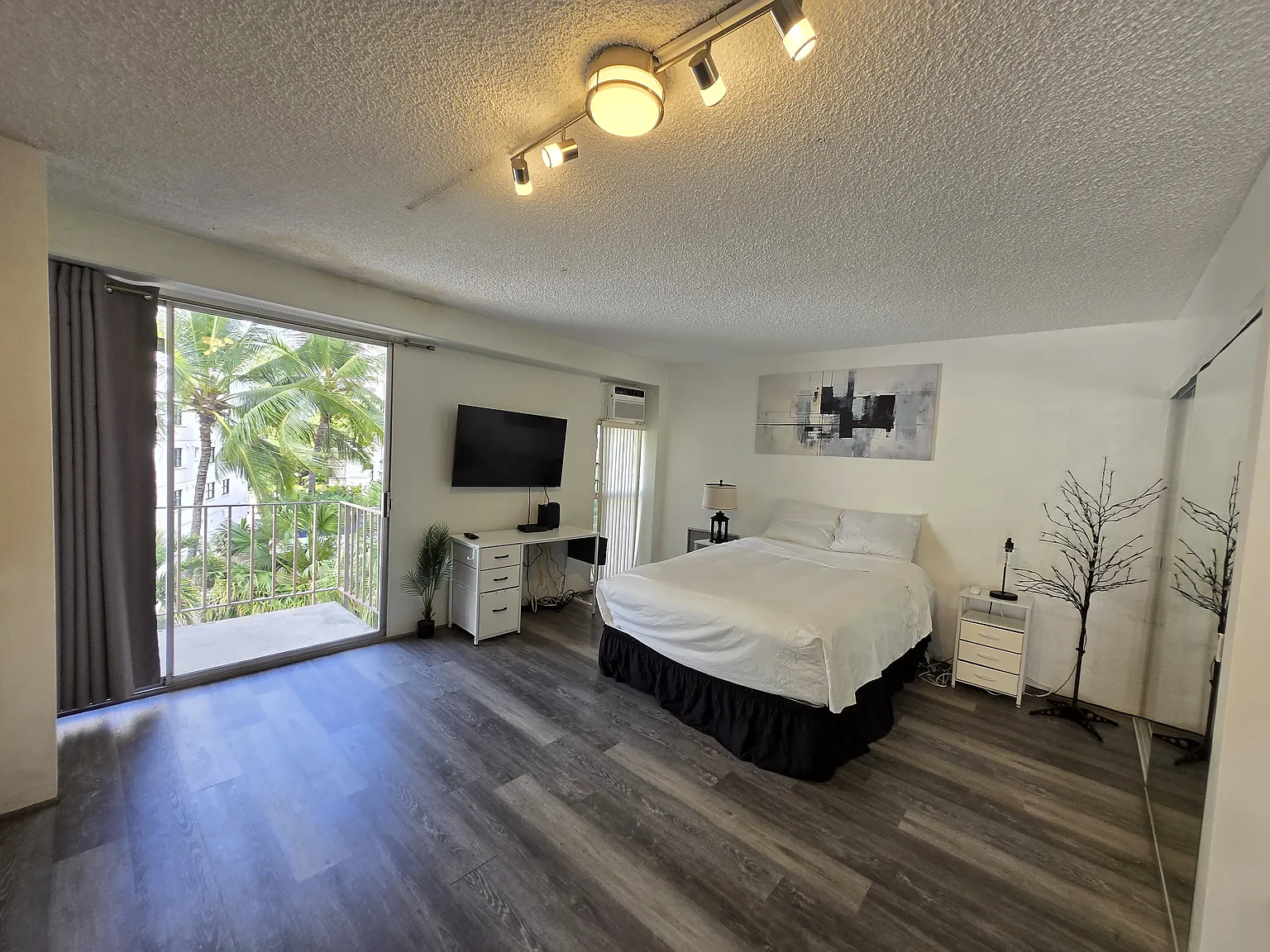 Studio, 377 sqft, $1,950 — Photo 1