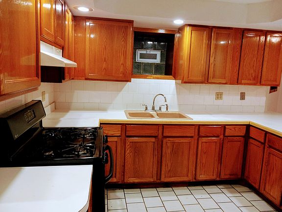 3rd image of 1639 S Blue Island Ave #1