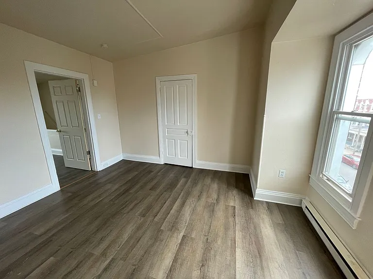 720 W Poplar St — Photo 5