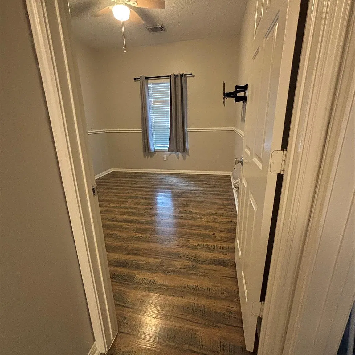 3 bed, 2.0 bath, 1959 sqft, $2,100 — Photo 3