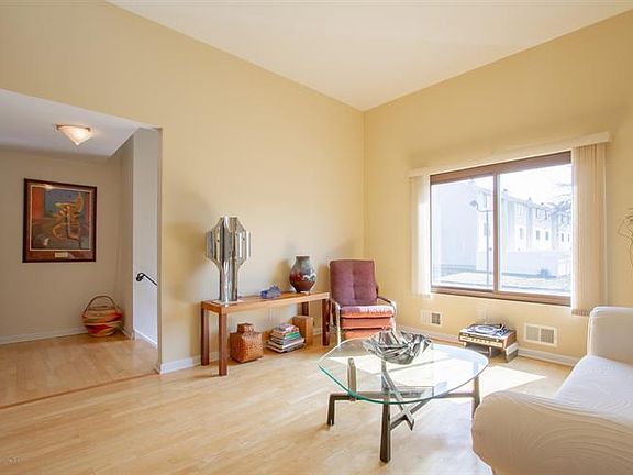 2nd image of 533 Clubhouse Dr