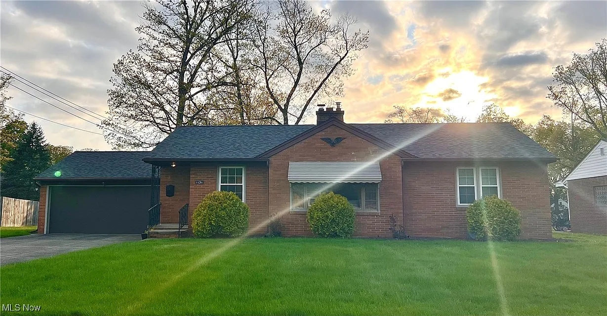 1131 S Guarnieri Dr NE photo 1