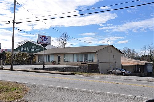 2nd image of 885 N Main St