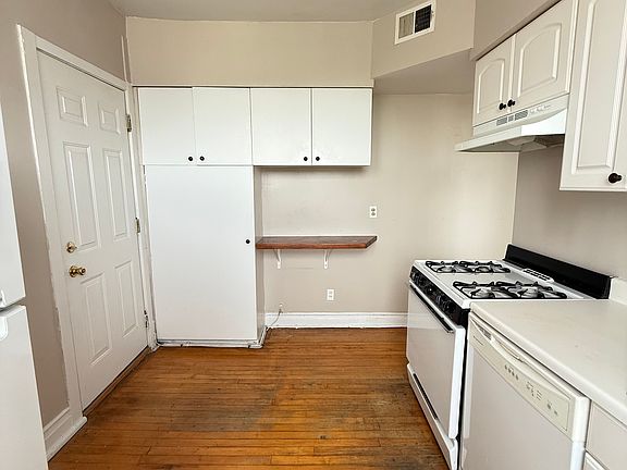 2nd image of 3052 W Berteau Ave #3S