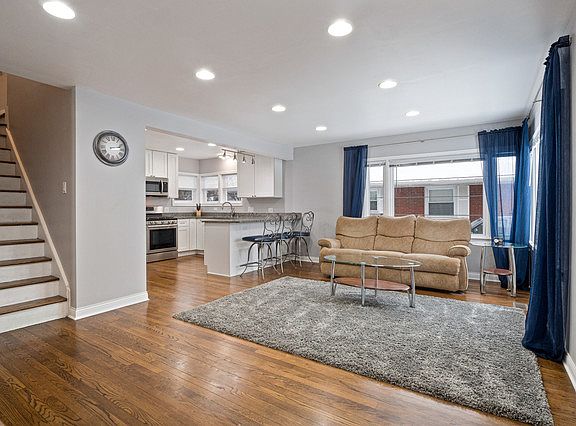 3rd image of 109 S Lodge Ln