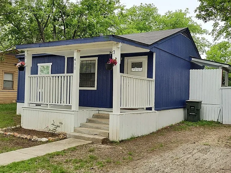 411 Washington St — Photo 1