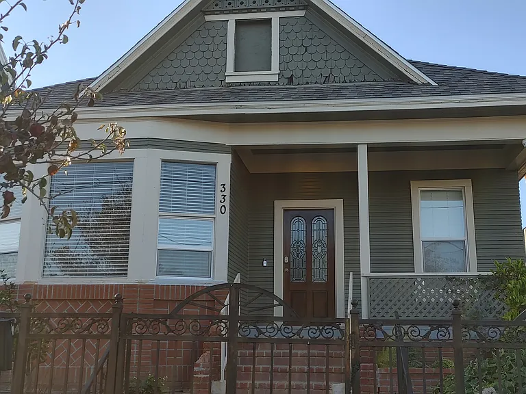 330 W 10th St — Photo 1