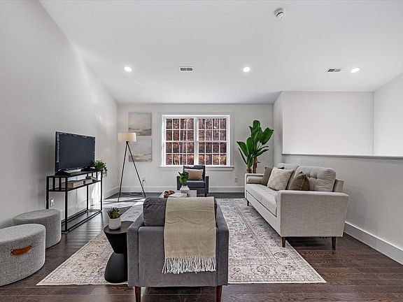 3rd image of 47 W Brookfield Rd