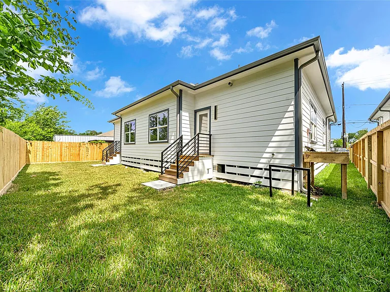 4834 Higgins St #B — Photo 28