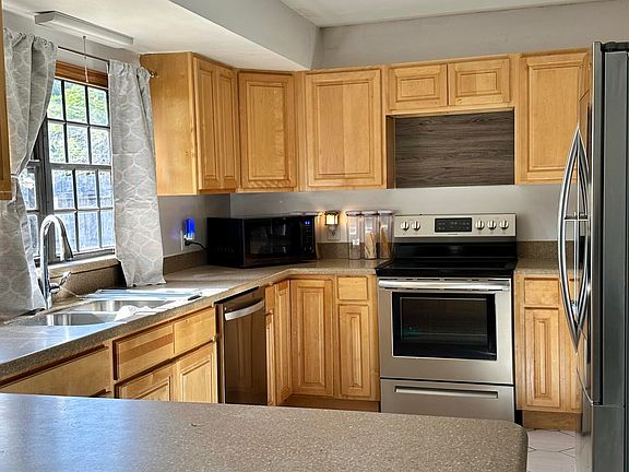 3rd image of 1532 SE Belcrest Street