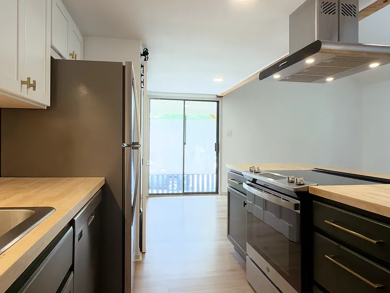 7004 Oak Meadow Cir #B — Photo 9