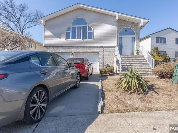 10 Livi Ct, Elmwood Park, NJ 07407