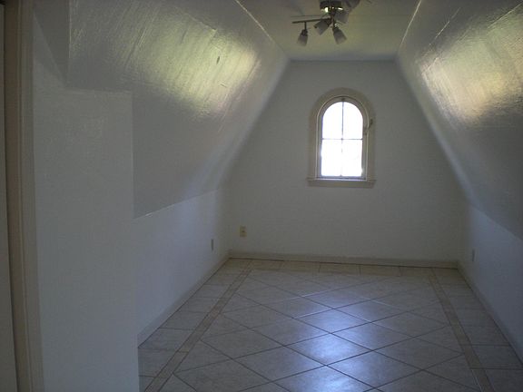 5th image of 9026 9th Ave E