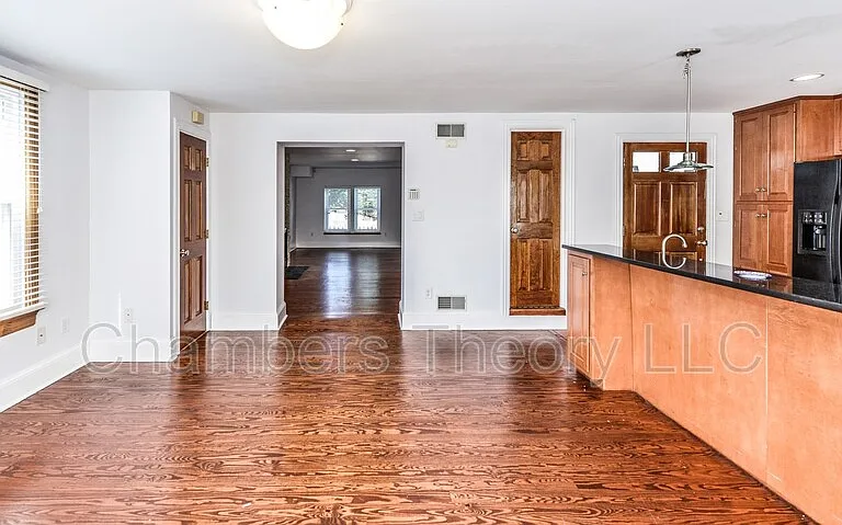 635 N West St — Photo 18