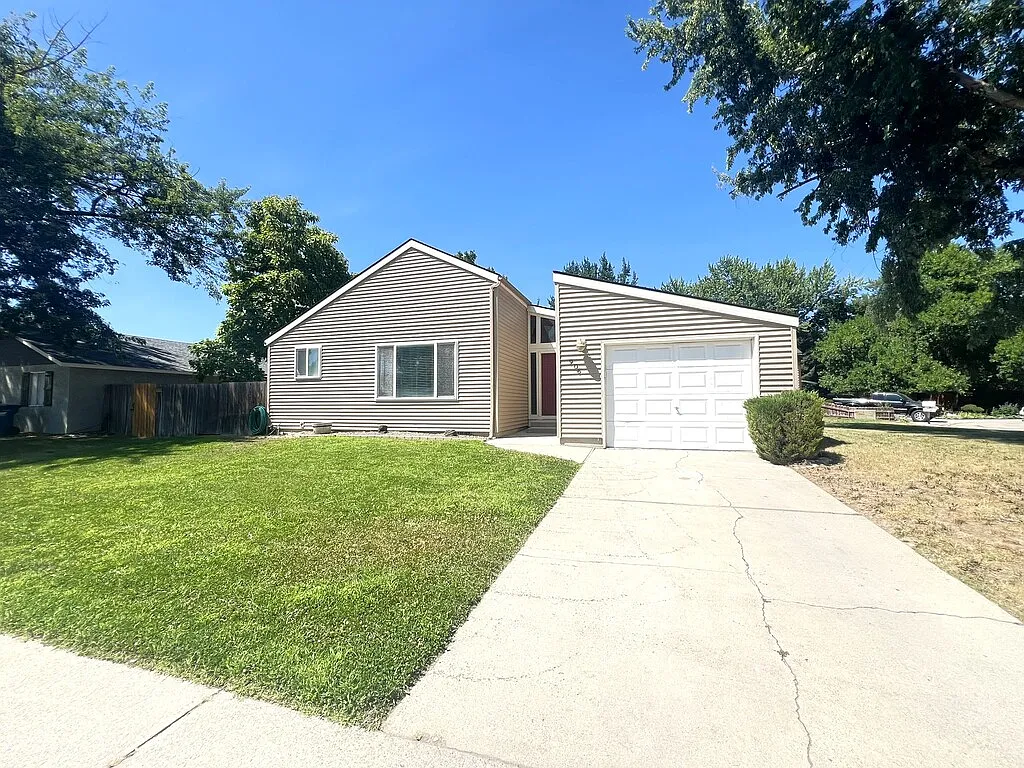 2 bed, 900 sqft, $1,800 — Photo 1