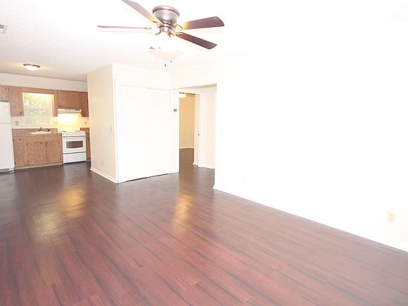 3rd image of 105 Bearwood Dr APT L