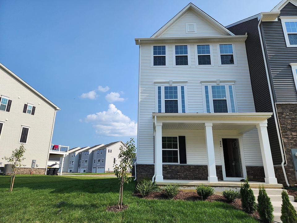 End unit Town home with the porch