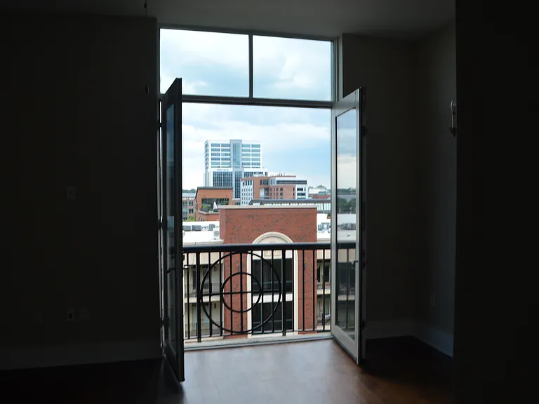 121 E McBee Ave — Photo 3