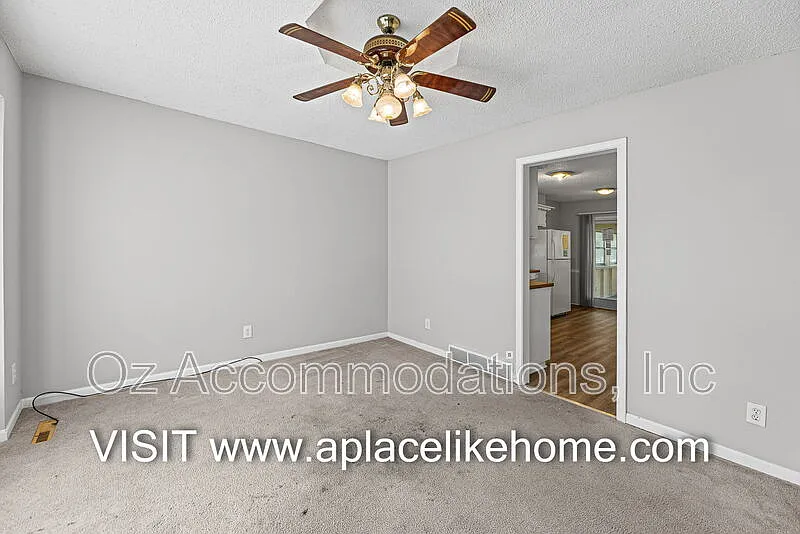 3 bed, 2.0 bath, 1306 sqft, $1,895 — Photo 3