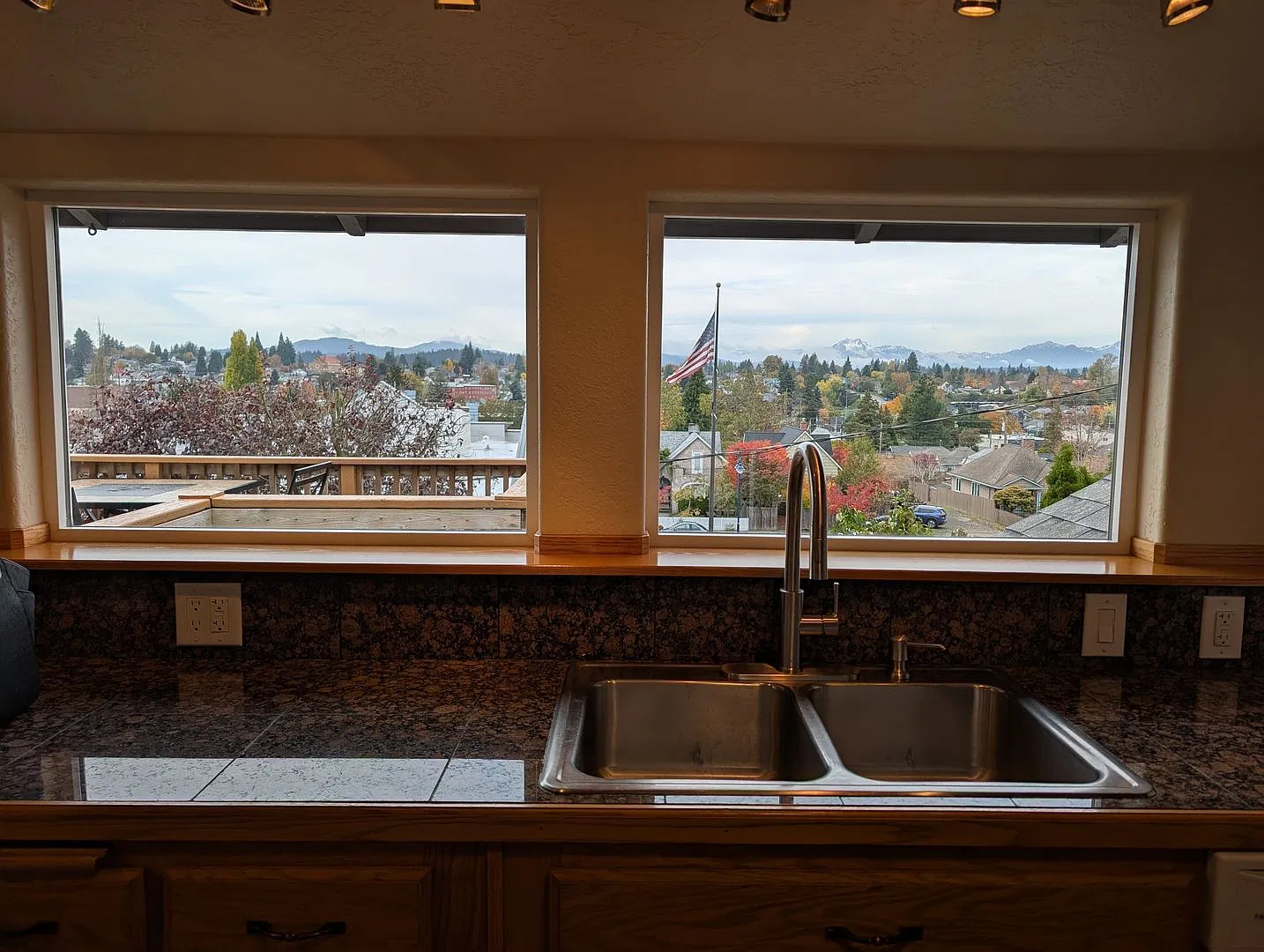 Easy Commute with Stunning Views! — Photo 2