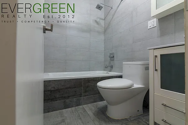 Rented by Evergreen Apartments BK | media 16