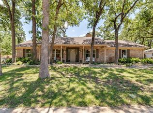 207 W Ash Ln, Euless, TX 76039